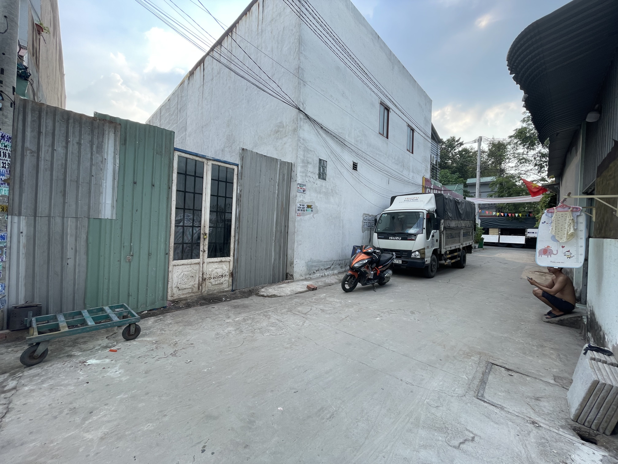Chủ bán lô đất gần chợ Tân Long dt 70,7 m vuông. Thổ cư 100% Đường bê tông 5m.  Đất mới san lại mặt bằng sạch sẽ. Đã làm hàng rào trước, sau.  Đất đầu tiên của hẻm. Quy Hoạch đường Tân Long, đất cách đường chính 10m.  __ giá 2ty360 thương lượng