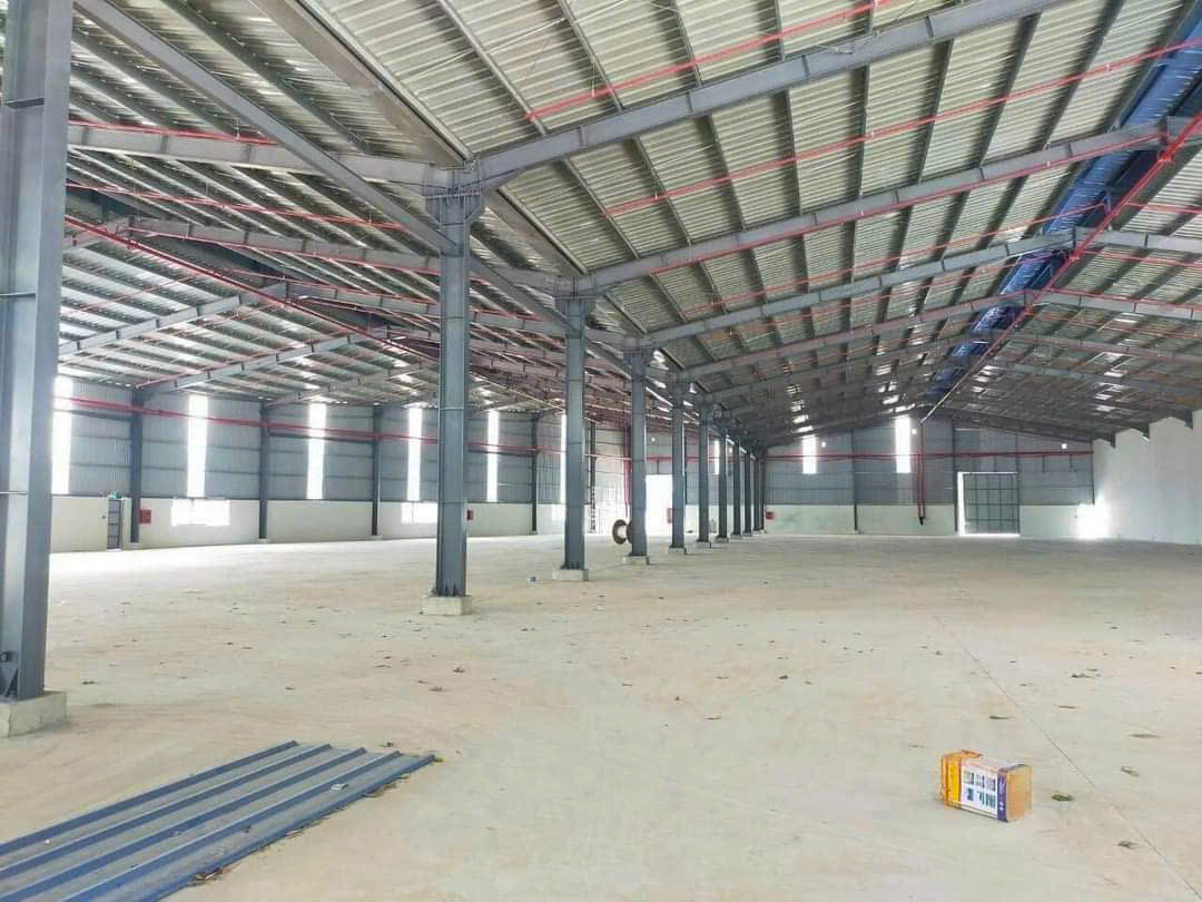 CHO THUÊ XƯƠNG BÊN CÁT BÌNH DƯƠNG   Diện tích xưởng : 6.600 m². Văn phòng : 360 m². PCCC : Tự động. Trạm điện : 560 kva. Giấy tờ pháp lý đầy đủ. Đường xe container. Cho gia công sản xuất nhiều ngành nghề. Xt434 Giá cho thuê xưởng + vp : 3.0usd/ m². Đặt cọ