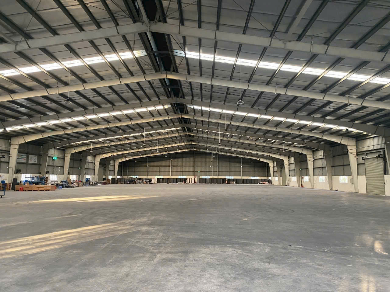 Cho Thuê Nhà Xưởng Trong KCN Nhơn Trạch, Đồng Nai - Tổng diện tích khuôn viên đất: 32.000m2 - Diện tích xưởng: 20.000m2 Gồm Có 2 Xưởng ( 10.000 + 10.000 ) - Diện tích văn phòng: 1.500m2 - Pccc tự động , trạm điện 2000 KVA  - Hồ sơ pháp lý hoàn công có đầy