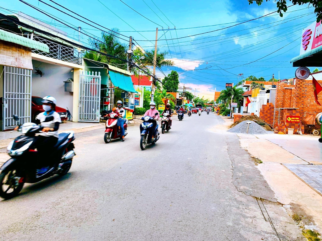 Bán gấp 3.600m2 shr gần trường chợ đối diện kcn nhật