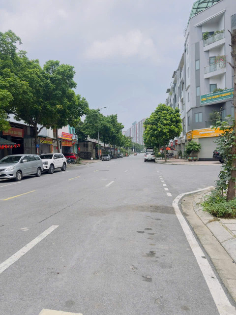 Lý Sơn, Long Biên 2 thoáng 4 làn ô tô tránh Dt 73m giá chào 17.2 tỷ