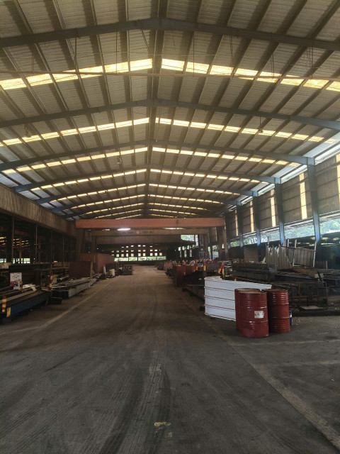 Cho thuê nhà xưởng Tân Uyên, TP HCM ( Bình Dương).  Tổng diện tích đất : 6,500m2, Diện tích nhà xưởng 5,700m2. Văn phòng : 100m2  Pccc Vách tường , phù hợp sx nhiều nghành nghề.  Trạm điện : 320kva  Đường xe container chạy vi vu  Giá thuê : 2,6 usd m2 . C