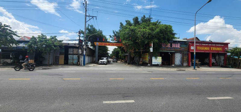 Ngang 20.9m nở hậu 22.7m dài hơn 51m. Tổng 1119,8m², 150m² thổ cư.
