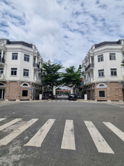 – Vị trí: Căn góc vị trí đẹp nhất KDC, ngay đầu cổng dự án, phù hợp làm văn phòng công ty, vừa ở vừa kinh doanh.