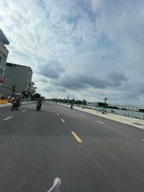 Bán đất mặt hồ lãm làng phường vân dương 90m2 mặt 4.5m giá hơn 7 tỷ