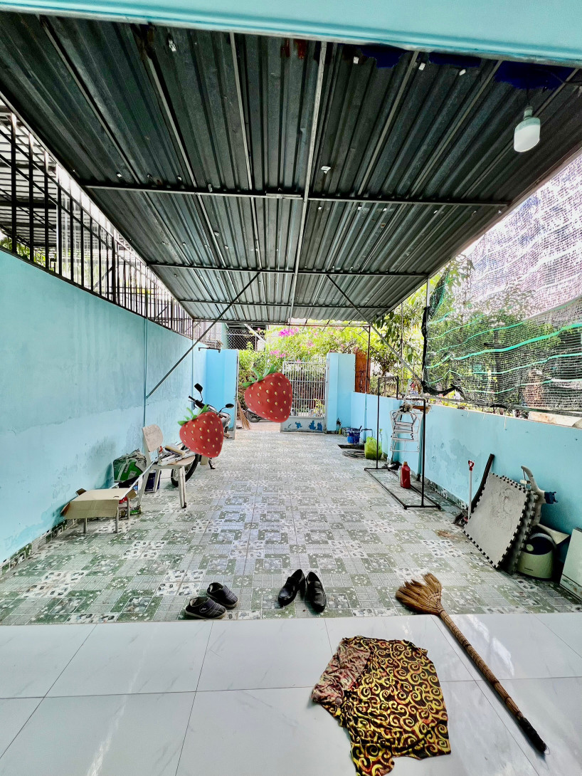 cho thuê nhà nguyên căn 4x23 cấp 4 (1Pn,1Wc) sân rộng rải trồng cây ngay chợ cầu đông