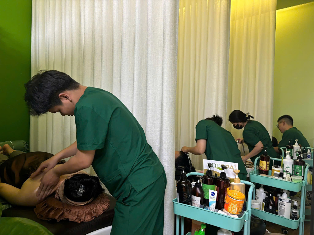 Mình cần sang nhượng Spa vào làm ngay và không cần đầu tư thêm gì cả phù hợp với các bạn muốn mở Spa với chi phí thấp