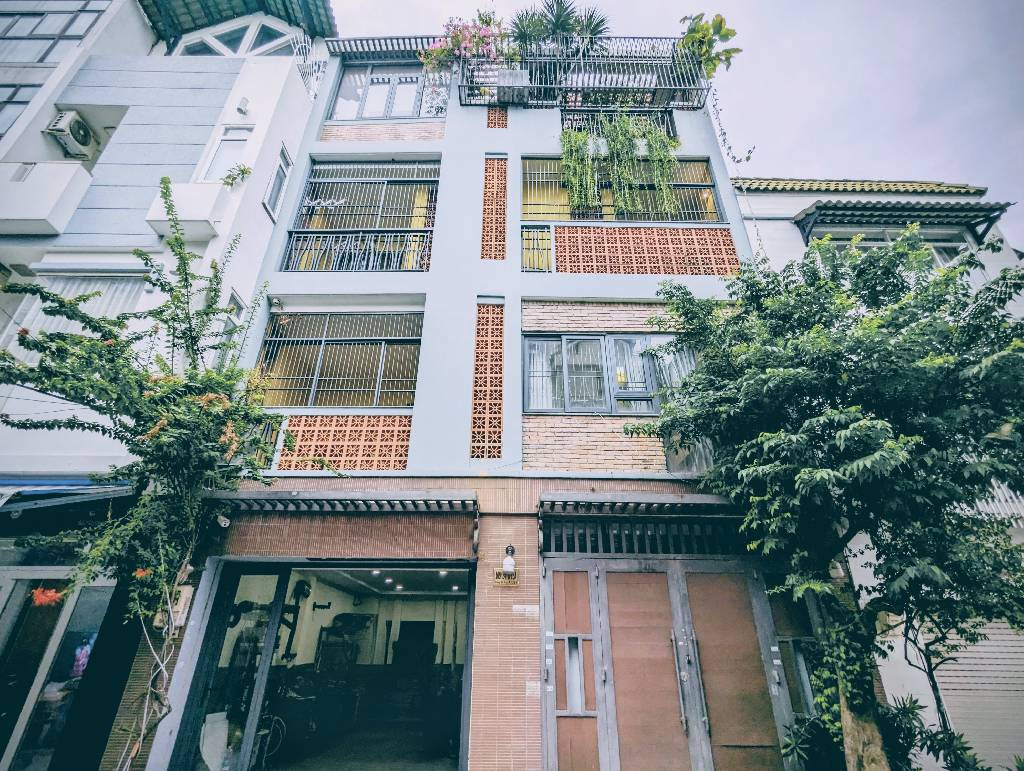 QUẬN 8. MẶT TIỀN HẺM 8M DƯƠNG BÁ TRẠC-NHÀ PHỐ HIỆN ĐẠI _NỘI THẤT CAO CẤP -SÁT Q1