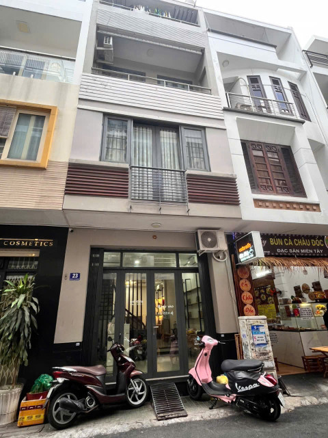 Chính chủ cho thuê nhà mặt tiền đường Hoa Huệ, khu Phan Xích Long, Q. Phú Nhuận, TPHCM.