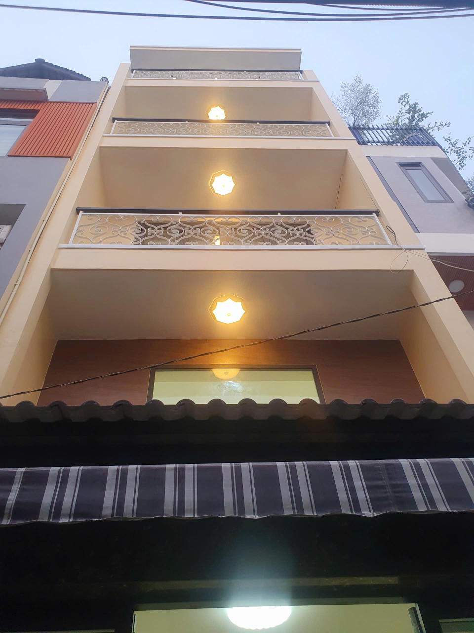 Top nhà xinh rẻ 4 x 10.5m 1 trệt 4 lầu Âu Dương Lân Q8 TP.HCM