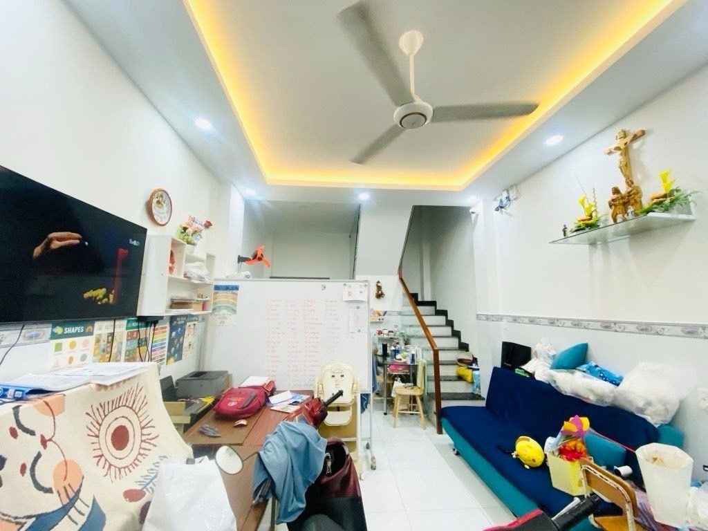 Nhà bán 3 tầng nguyễn văn công, sổ hồng riêng, gần sân bay