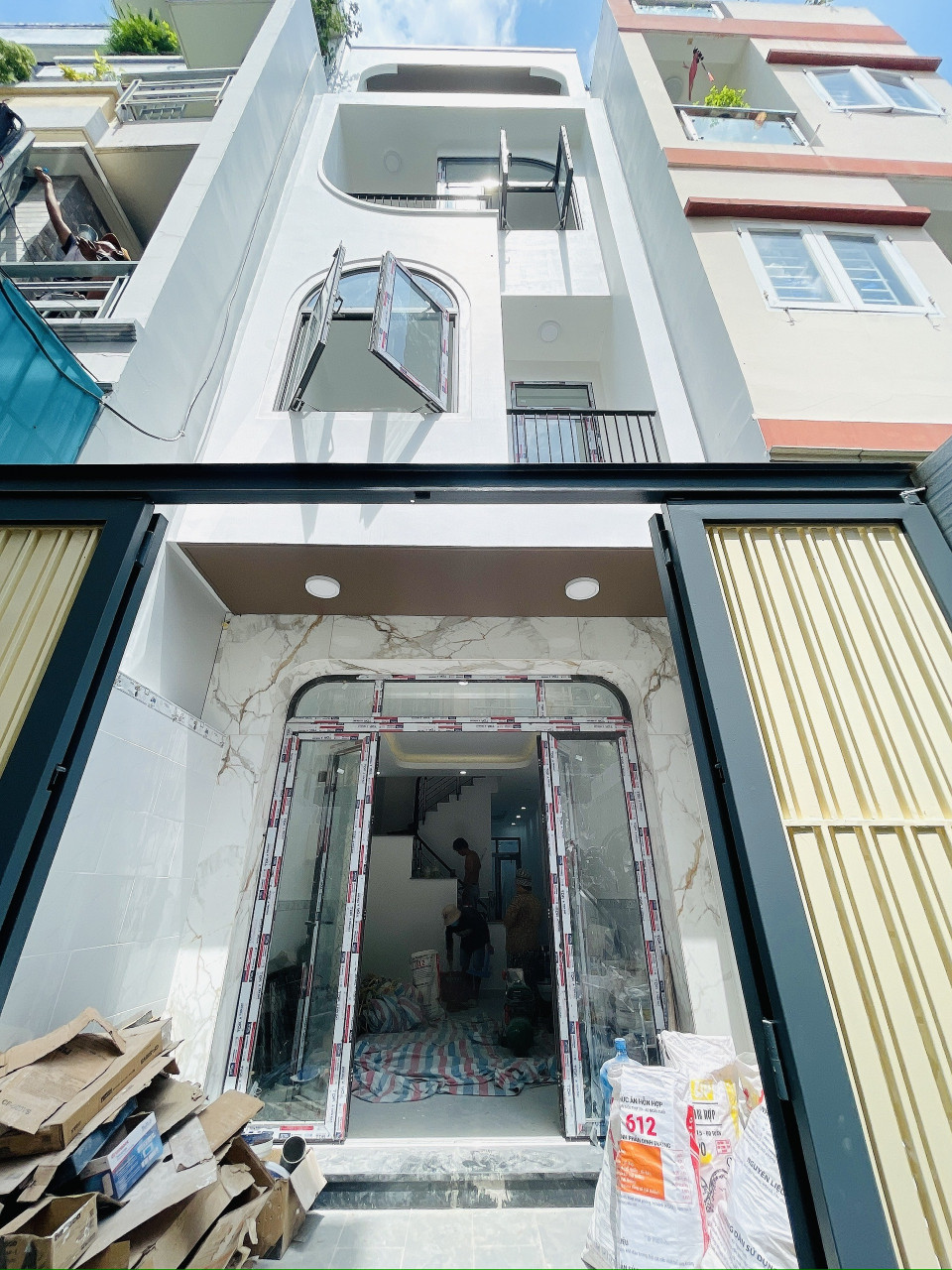 NHÀ ĐẸP VỊ TRÍ Q4 ĐẸP ĐÚC 4T
NGANG 3.7 X 16 M