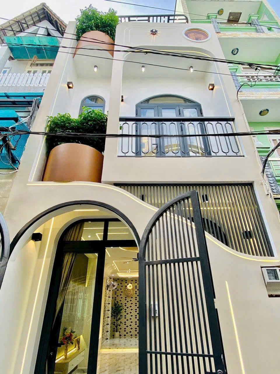 Siêu phẩm 4 tỷ 250 nhà 49m2 đường Hoàng Việt, P4, Tân Bình. Xây 3 tầng, sổ sẵn
