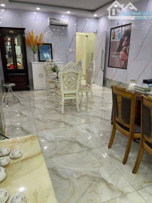 RẤT GẤP BÁN!!! NHÀ MẶT TIỀN CMT8, Q10 – THU DÒNG TIỀN 950TR/NĂM– NGAY NGÃ BA TÔ HIẾN THÀNH