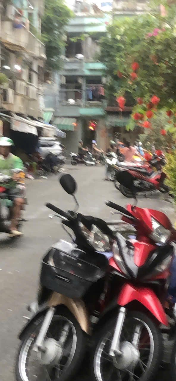 BÁN GẤP NHÀ BÀ HẠT Q10 GẦN ĐƯỜNG XE HƠI CÁCH VÀI BỨOC CHÂN. LH:0909304773