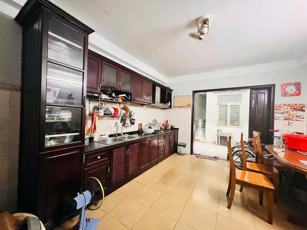 Kẹt vốn bán GẤP nhà 3 tầng ở ngay, 45m2,  ngang 3.5m, hẻm 210 CMT8