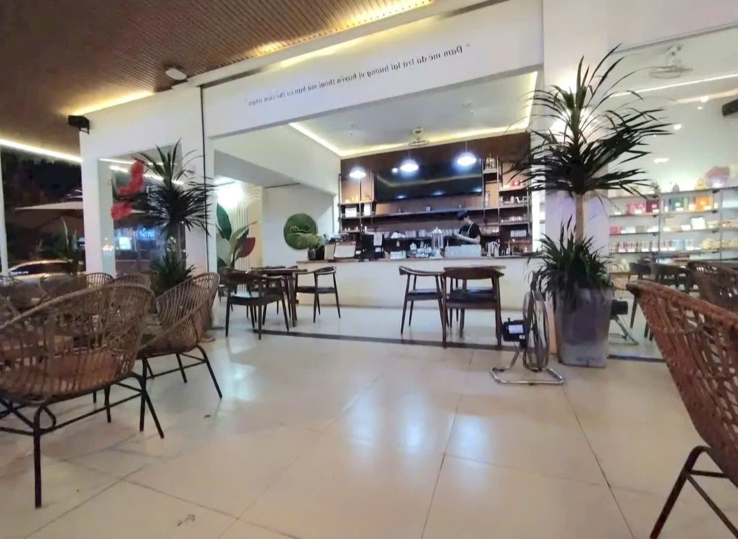 LÔ GÓC 2 MẶT TIỀN KDOANH SẦM UẤT+ NGUỒN THU CAO 
NHÀ MỚI ĐẸP 5 TẦNG THANG MÁY .
NGAY ÂU CƠ + LẠC LONG QUÂN 
# Bề Ngang lớn Bề Thế 10x 20M
# NHỈNH 27T 
GỌI NGAY : 0902 106 911
