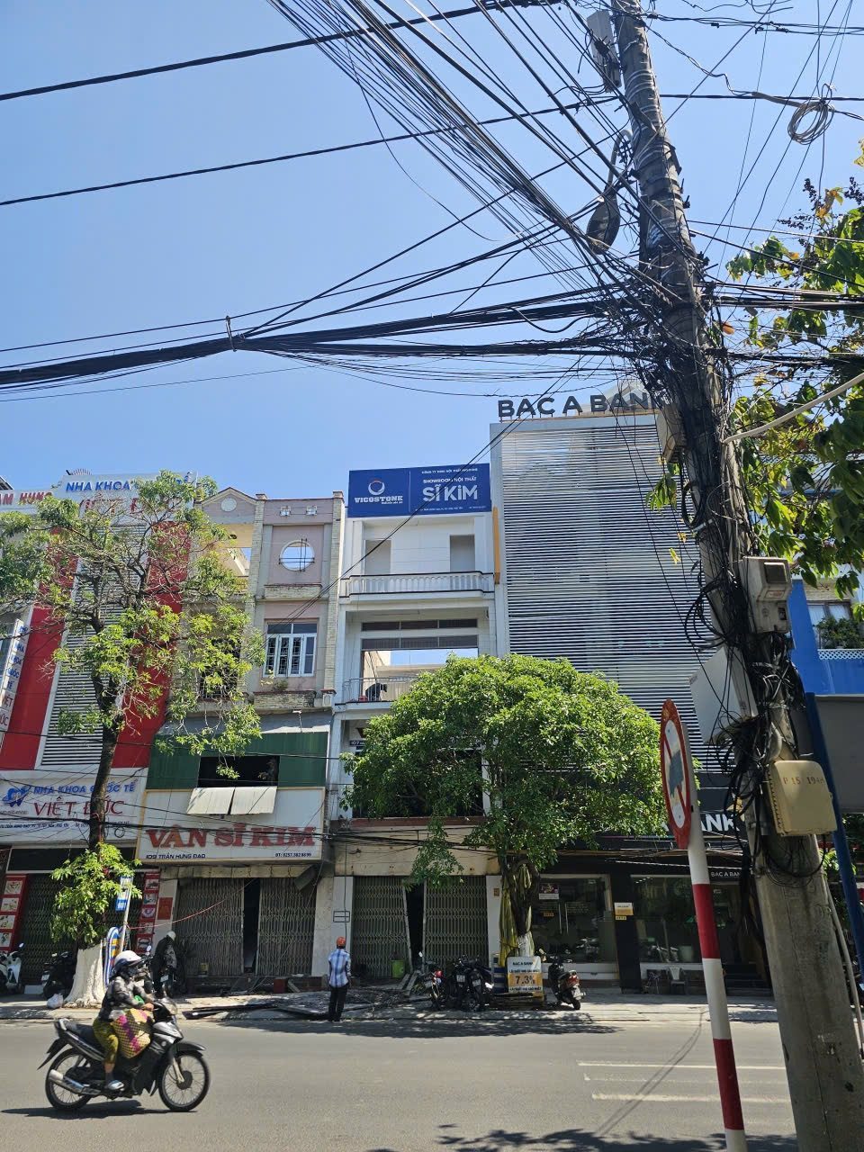 Chính chủ cho thuê nhà mặt tiền Trần Hưng Đạo (Ngay Ngã Năm) 7,5mx21mx 4 tầng, tổng dt sử dụng 725m2 sàn, vị trí trung tâm sầm uất lâu đời, phù hợp tất cả hoạt động kinh doanh