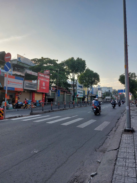 Đường Quang Trung – tấp nập người qua, nhưng chỉ có 1 lô đất đủ yên tĩnh để gọi là “nhà”