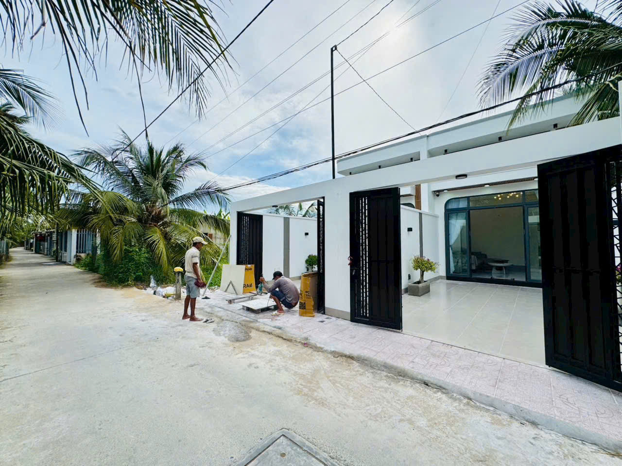 Nhà mới xây cao cấp,.P.10 nay là P.Trung An. Có chổ đậu xe hơi..Diện tích 100m2