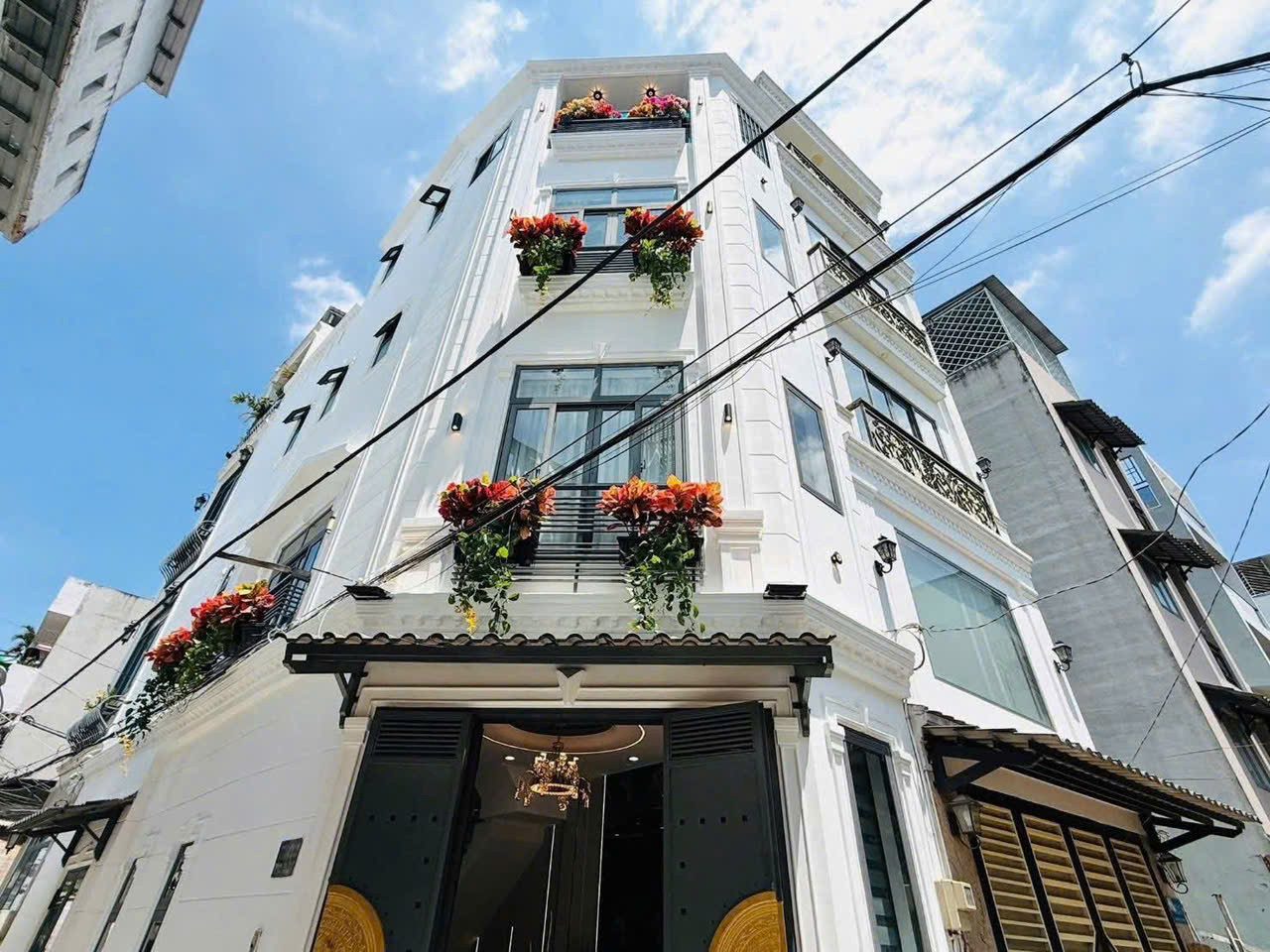 Nhà siêu rẻ cần bán gấp tại Lê Thị Bạch Cát P.11 Q11. Giá: 2,68 tỷ. DT: 64.7m2. 4PN 5WC. Sổ Hồng Riêng