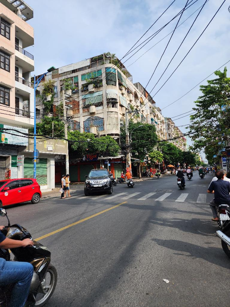 Bán nhà 2 tầng mặt tiền Đồng Đen Phường 11 Quận Tân Bình
