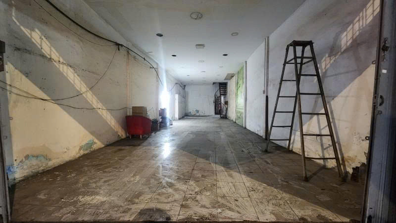 Bán nhà Mặt tiền Lạc Long Quân - chợ Vải Tân Bình, 5,2x27m, 2 Tầng cũ, tiện xây, 20,9 tỷ