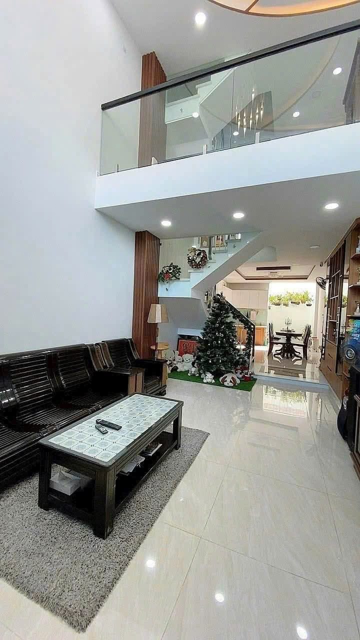 CHỦ GẤP BÁN VỚI GIÁ NHÌNH NHẸ 7TỶ, NHÀ MỚI ĐẸP FULL NỘI THẤT XỊN SÒ, CHÍNH CHỦ CHƯA QUA ĐẦU TƯ, 4X20, 5TẦNG, HẺM XE TẢI THÔNG PHAN HUY ÍCH. 
LIÊN HỆ 0902106911 GẶP EM LINH NHÀ ĐẸP GIÁ TỐT TOÀN THÀNH PHỐ (NC)