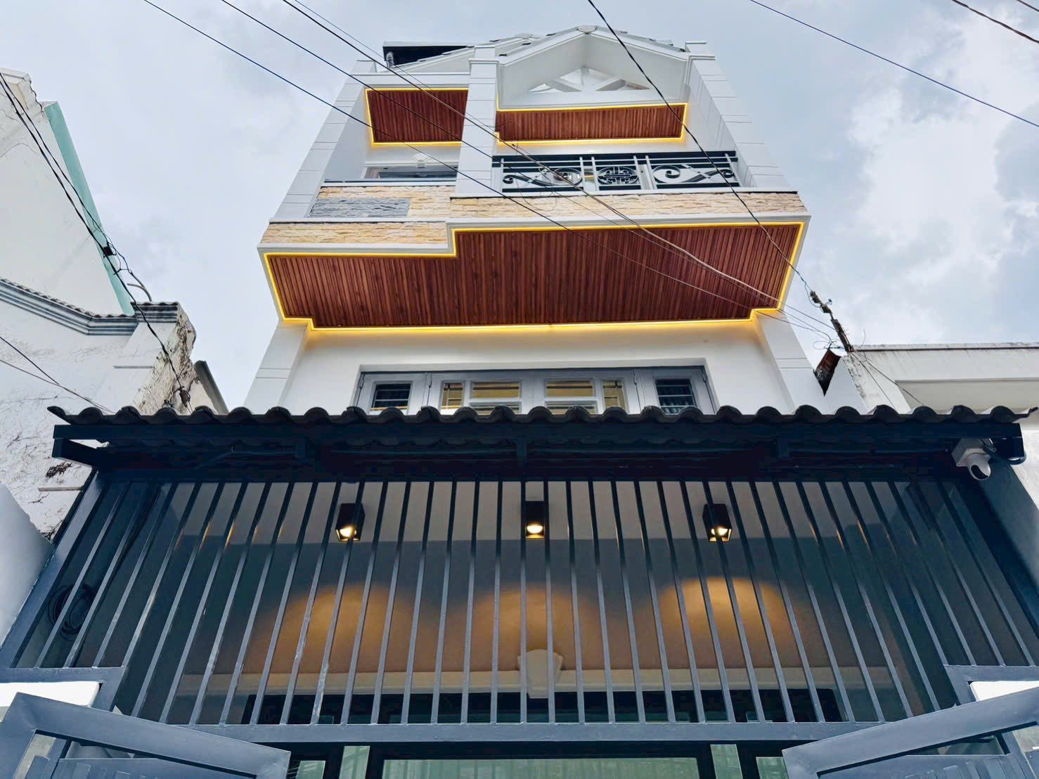 Chủ bán gấp nhà đường Hòa Hưng , P.13, Q.10 – DT 39m2 giá 2tỷ450tr.  Sổ Hồng riêng