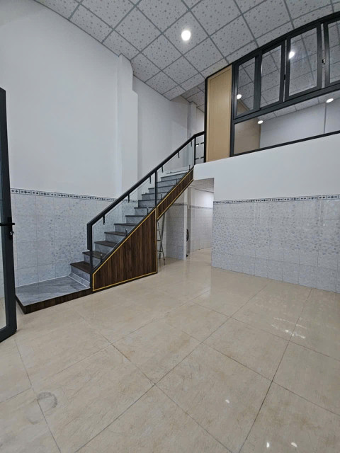 Sát mặt tiền  Trung Tâm Q4 
NGANG 4.6 DÀI 12 
CÓ 5 TỶ