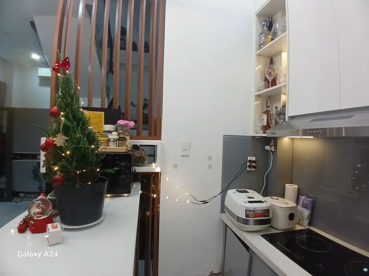 BÁN GẤP nhà 4  tầng đẹp ở ngay, Vài bước ra MT, chỉ 6.99 tỷ TL