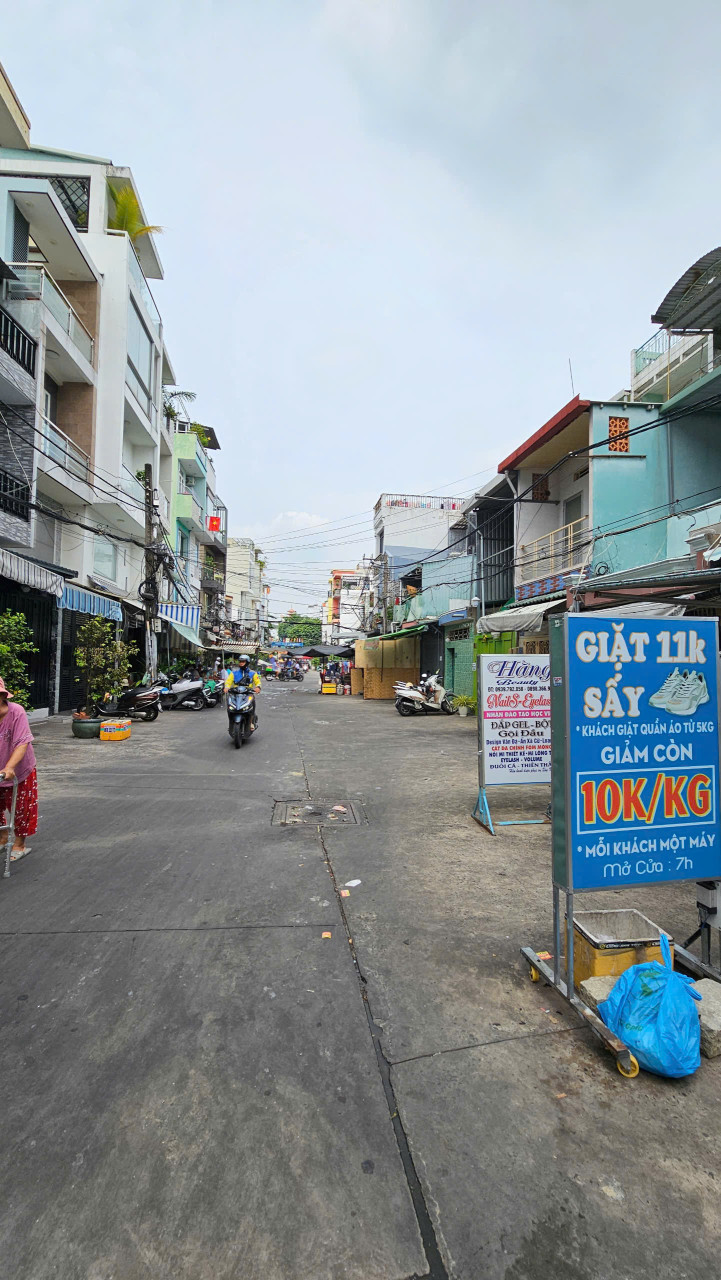 XE HƠI ĐẬU TRONG NHÀ NGANG 4 X10 -4T TRUNG TÂM Q4 
NHÀ MỚI CÓ 7 TỶ
