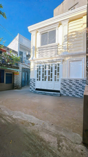 SÁT MẶT TIỀN XE HƠI 
CÓ 2 TỶ 
NGANG 4.5 X DTSD 22 M2