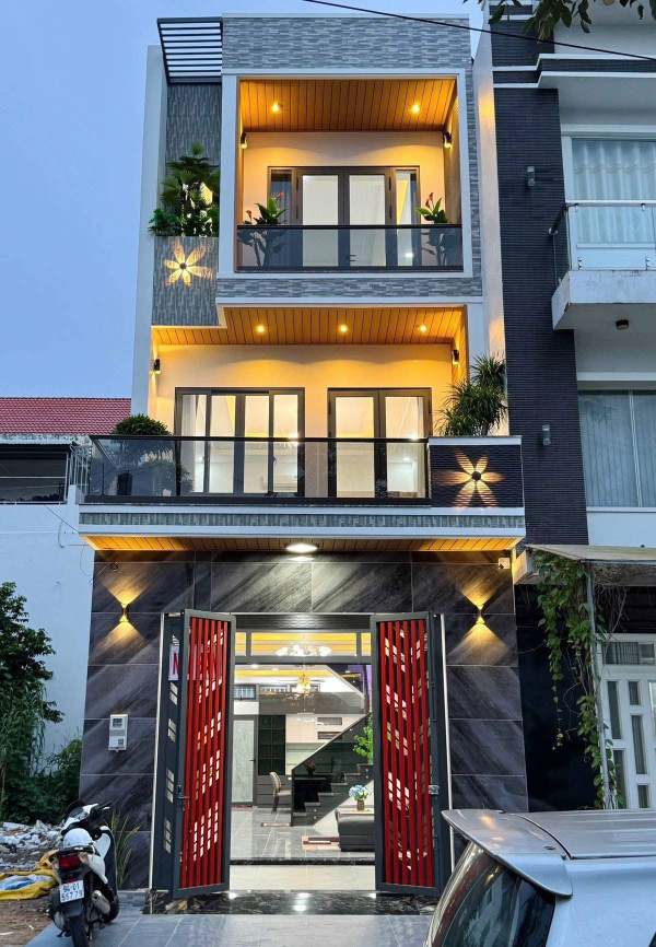 CHÍNH CHỦ GỬI BÁN NHÀ MT Nguyễn Kim Công TP TÂN AN, NHÀ 3 TẦNG ĐẸP – GIÁ 2 TỶ 8 – TIỆN ÍCH GẦN AEON