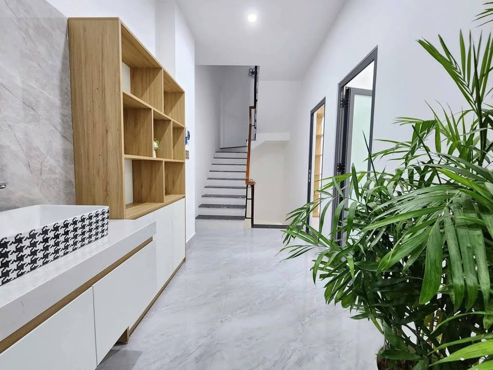 🏠 BÁN NHÀ TRUNG TÂM GẦN CHỢ – 1 TRỆT 2 LẦU – ĐẦY ĐỦ TIỆN NGHI – GIÁ TỐT