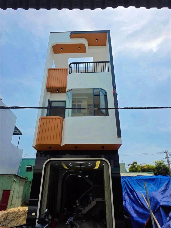 NHÀ 3 TẦNG ĐẸP MT NGUYỄN CỬU VÂN, TP TÂN AN, CHÍNH CHỦ BÁN GIÁ 2 TỶ 8. GẦN AEON