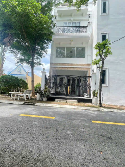 Chính chủ bán nhà mới TP. Tân An, 65m2, SHR, giá 2.4 tỷ sang tên ngay