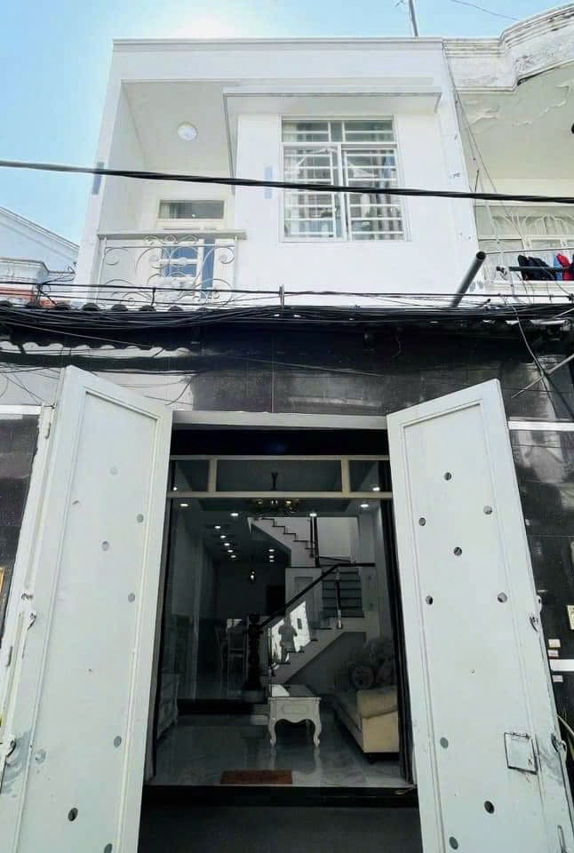 Chú Ba cần sang nhượng gấp nhà 52m2 giá 2 tỷ 150 triệu đường Dương Quảng Hàm, phường 6, Gò Vấp, hẻm thông.