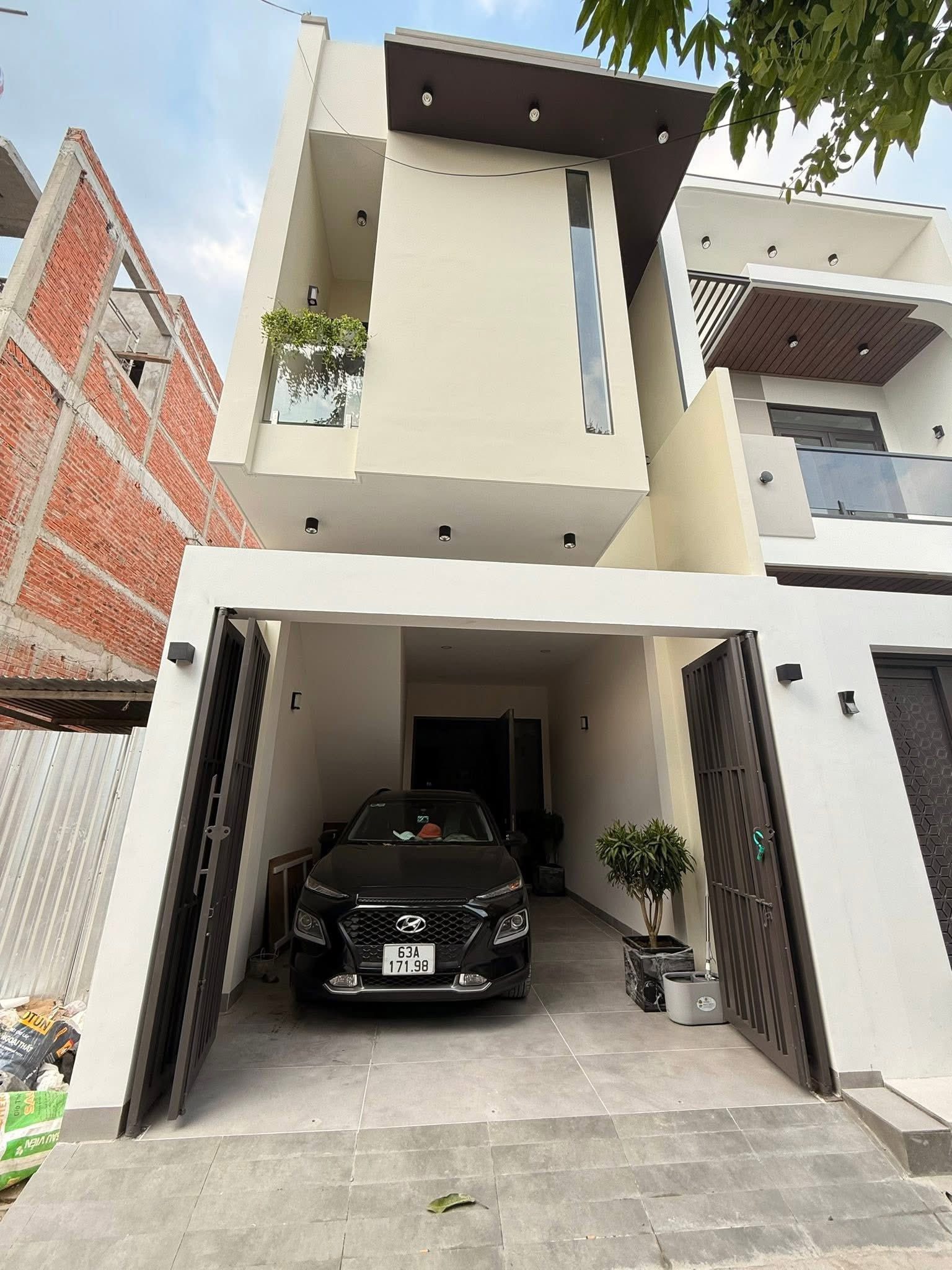 Nhà lầu mới xây dựng hẻm xe hơi có sân đậu trung tâm P6, Tp Mỹ Tho