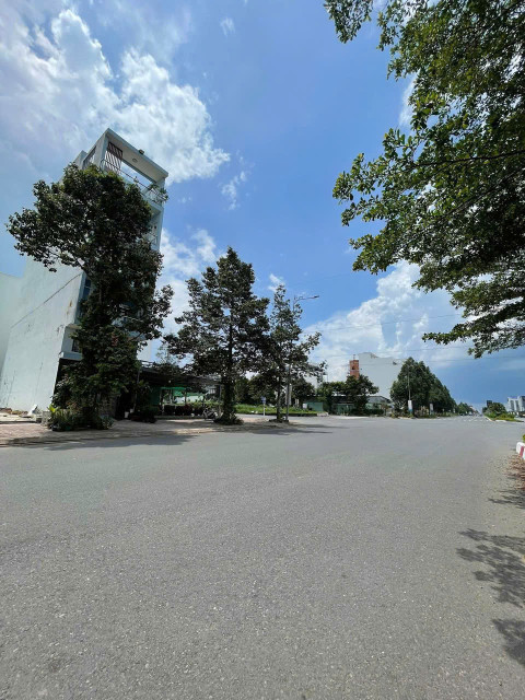 Chính Chủ Gửi Bán Đất TRUNG TÂM P.6 Tp Tân An Gần Aeon Mall Tân An, 90m2, SHR, 2TỶ3