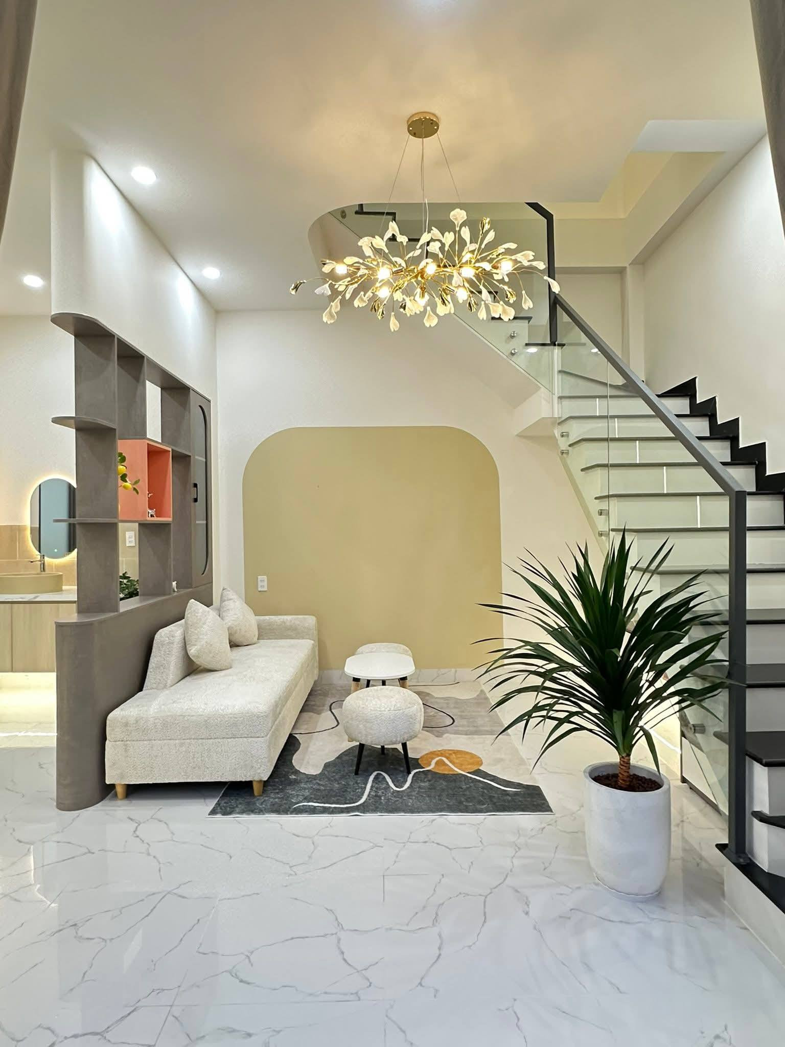 🏡🏡🏡Bán nhà trệt lầu xây mới 100%, hoàn công, full nội thất, tại hẻm 548 đường 3/2, Phường An Bình, Tp Cần Thơ. 
💰 Giá 2 tỷ 090 (thương lượng trực tiếp chủ nhà) 
📞 Sđt (zalo) 0793973136 Phát để được hỗ trợ ạ
➡️ Diện tích: 7,4m x 6,2m Dtsd 90m2
➡️ Pháp 