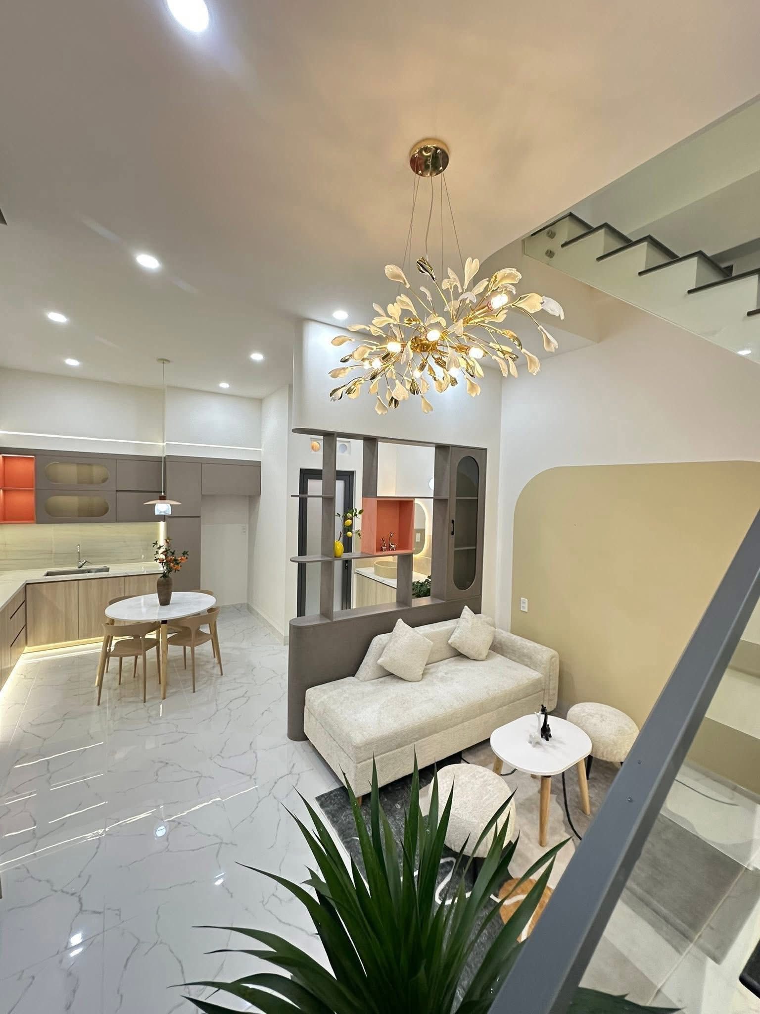🌼 NHÀ ĐẸP GIÁ RẺ TẠI HẺM 4 TRẦN VĨNH KIẾT - CẦN THƠ 🌼  📐Diện tích: 7.4 x 6.2 = 45.9m2| NHÀ HOÀN CÔNG| Lộ: 1.8m| Hướng: Tây Nam| Có: 2 phòng ngủ, 2 toilet, phòng khách, bếp|
💰Gi.á: 2 tỷ 090 triệu (thương lượng)
📲 Liên hệ: 0939-260018 Trịnh Huy
📌 Tiktok: