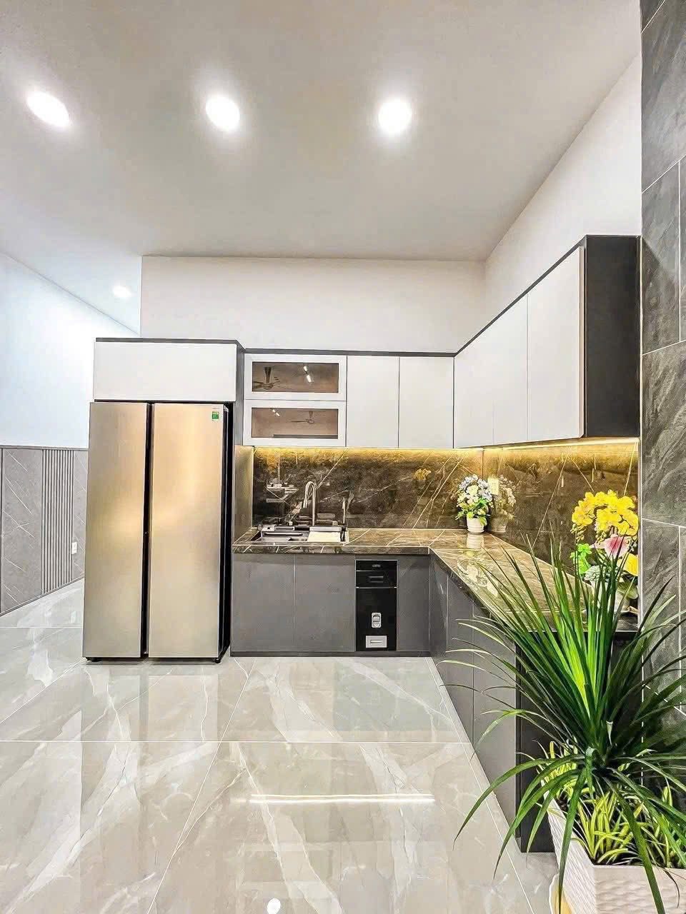 🌼 XỊN - NHÀ TẠI ĐƯỜNG SỐ 8 HỒNG PHÁT - CẦN THƠ 🌼  📐Diện tích: 4.5 x 20.5 = 92.25m2| Hướng: Đông Nam| Có: 3 phòng ngủ - 3 toilet - sân đậu xe|
💰Gi.á: 5 tỷ 980 triệu (thương lượng)
📲 Liên hệ: 0939-260018 Trịnh Huy
📌 Tiktok: www.tiktok.com/@huyhomee_canth