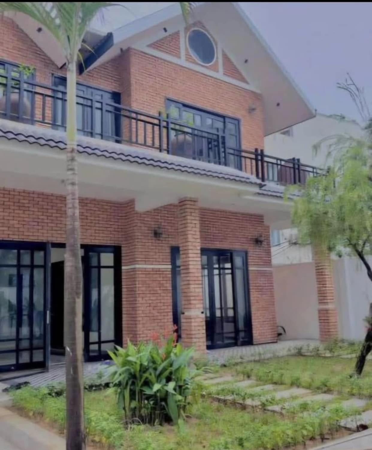 Bán căn biệt thự 2 mặt tiền đường Mỹ Khê 4, ngay trung tâm du lịch biển chỉ vài bước chân, cách biển chỉ 50m.