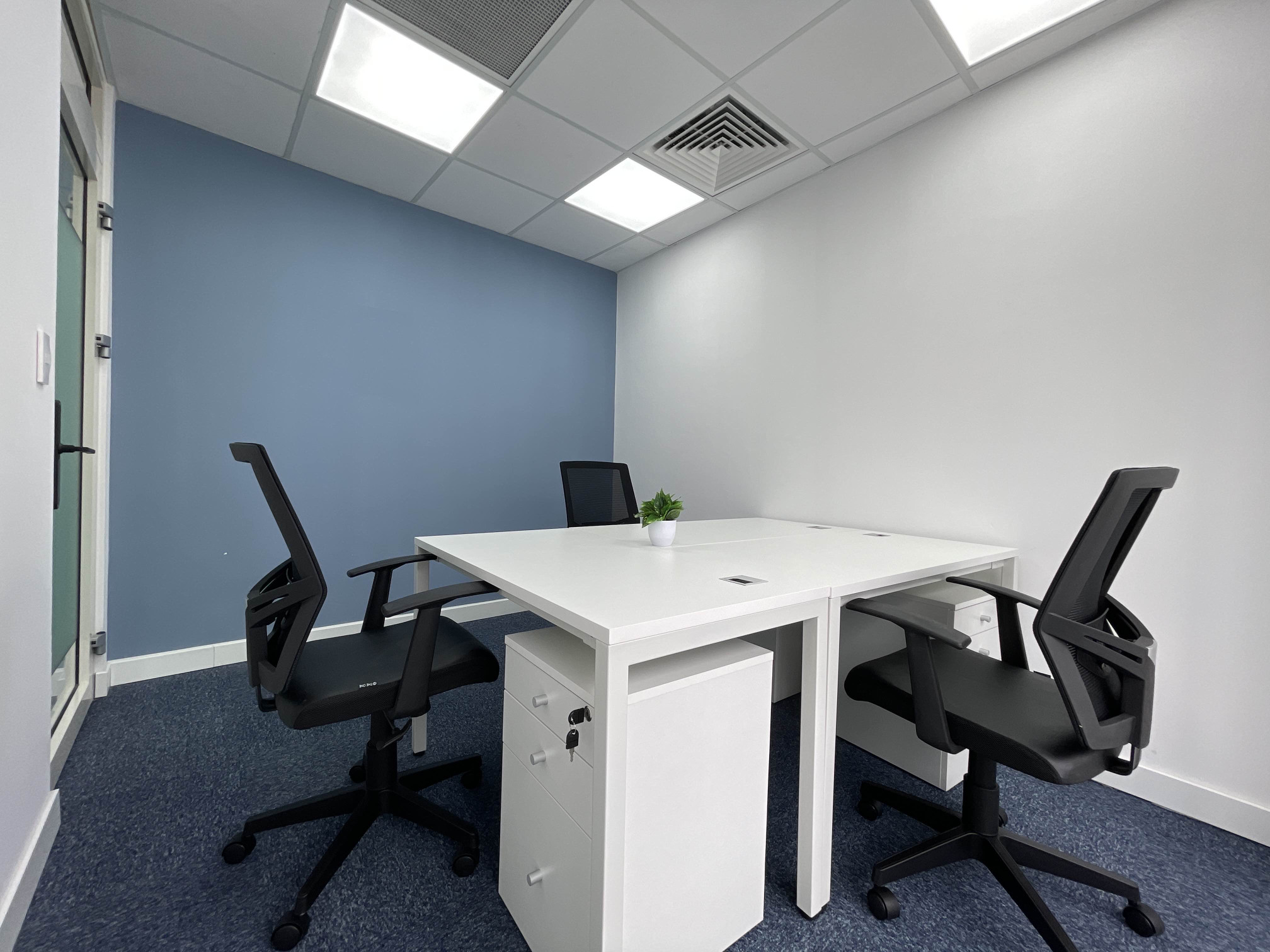 Không gian văn phòng được thiết kế chỉn chu đến từng chi tiết tại HQ Songha Building dành cho 3 người.