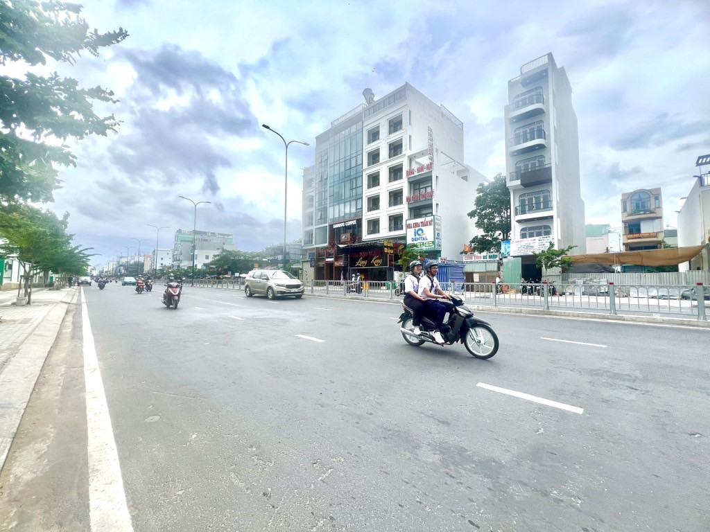 CHDV , 7 Tầng, Hầm , Thang Máy, DT 130m² full thổ cư ngang 5m giá 24 tỷ tại Phường An Nhơn