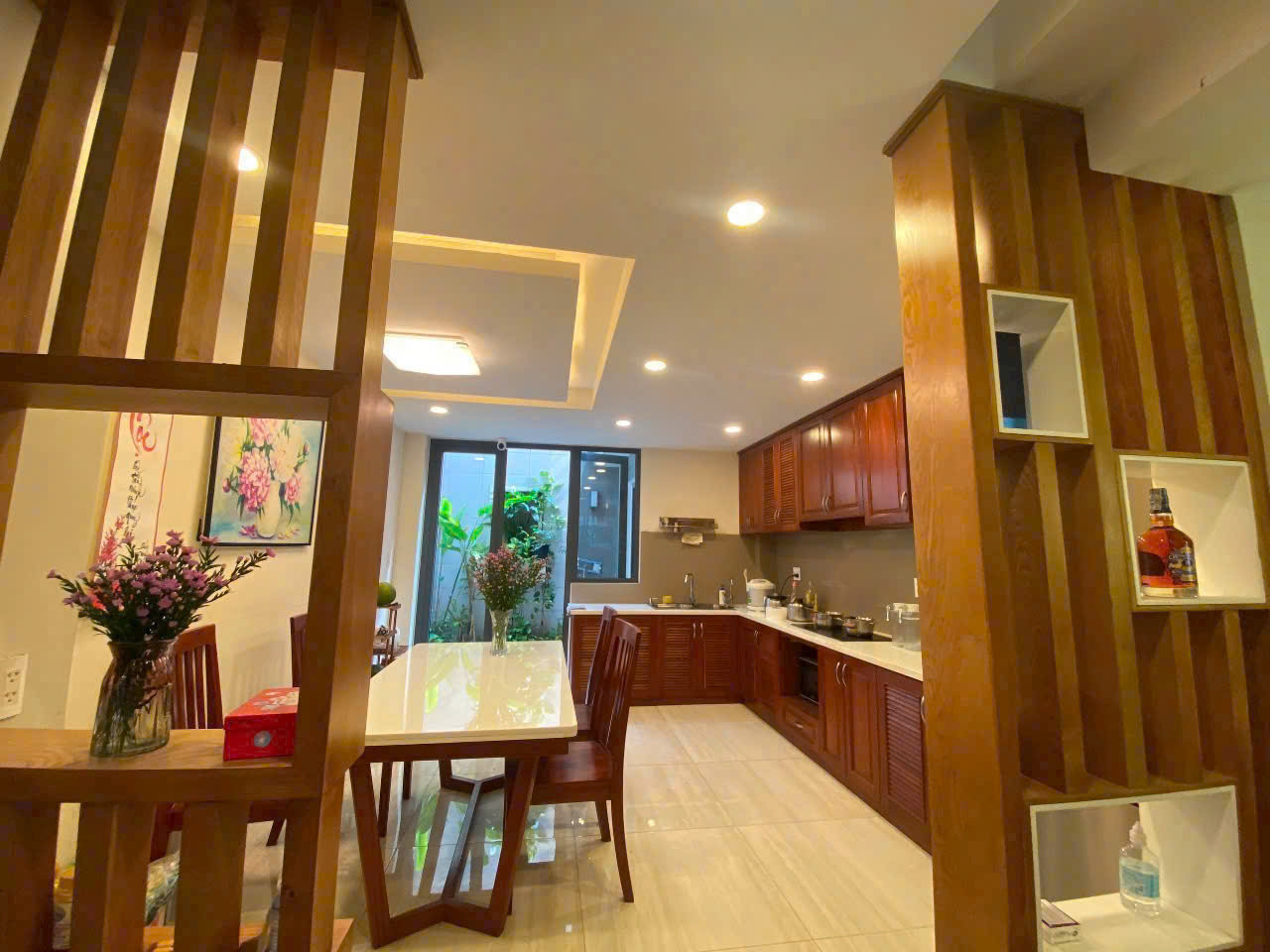1️⃣ Diện tích đất : 80m( 4m x 20m)  2️⃣ Hướng Tây Nam DTSD 218m2. 3️⃣ Kết cấu: 1 trệt 2 lầu sân thượng. Gồm 4PN, 5WC.  4️⃣ Khu quy hoạch đồng bộ nhiều tiện ích kề bên, gần công viên dự án. 5️⃣ Cách trường THPT Thủ Thiêm và MM Mega Market An Phú chỉ 600m  