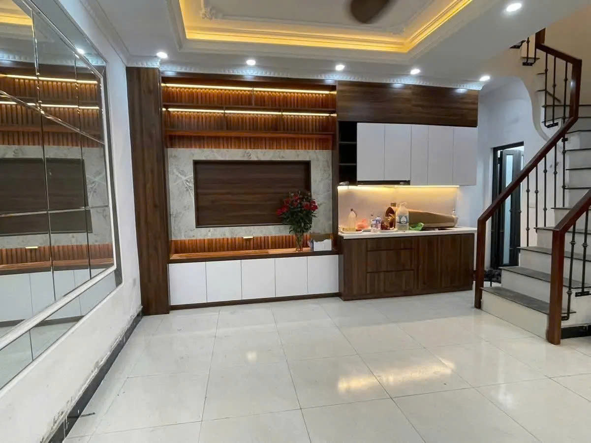 Tài chính hơn 9.8 tỷ mà tậu được căn nhà mặt ngõ to, vài bước chân ra mặt Hồ Tây,  Em Hà có căn này dành riêng cho anh/ chị ở ngõ Thụy Khuê!