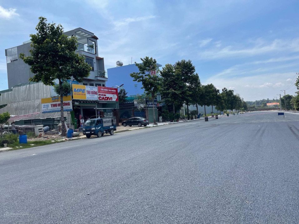 Chủ cần bán gấp 4 nền nhà phố trục chính d1 2 làn xe rộng 32m, lớn nhất sát trục thống nhất
