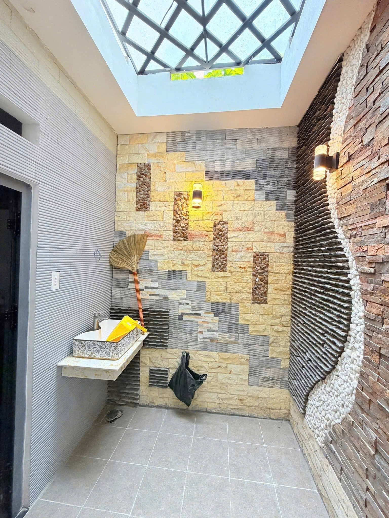 Nhà mới hoàn thiện hoàn công ở trung tâm Thuận An giảm giá sâu